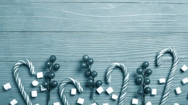 Noel candy ve masanın üzerine davranır. Childre için tatlı hediyeler