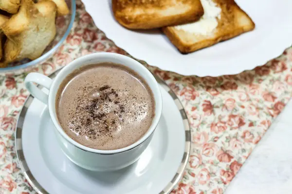 Petit déjeuner de pain grillé frais, biscuits et gaufres avec confiture sur l'onglet — Photo