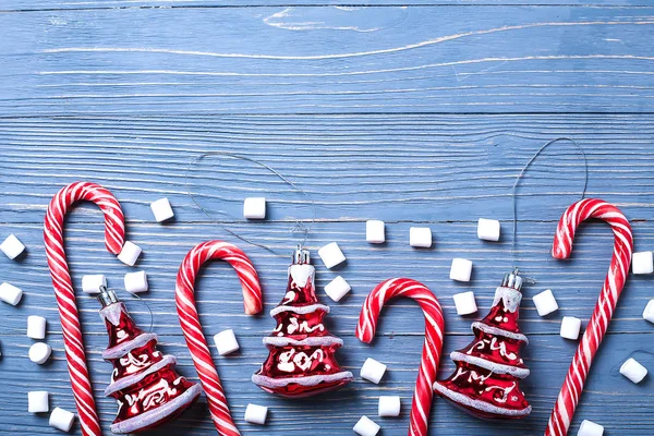 Dulces y golosinas de Navidad en la mesa. Dulces regalos para los niños — Foto de Stock