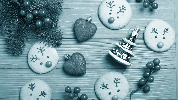 Vánoční cukroví a pochoutky na stole. Sladké dárky pro dítě — Stock fotografie