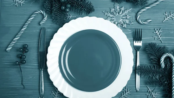 Platos y platos para la mesa de Navidad. Fijación de mesa festiva Imagen De Stock