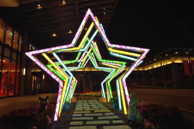 Shin-Kong Mitsukoshi bölüm mağazada Star dekorasyon gece görünümü