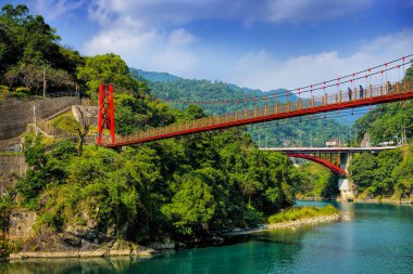 göl ve dağların kış görünümü