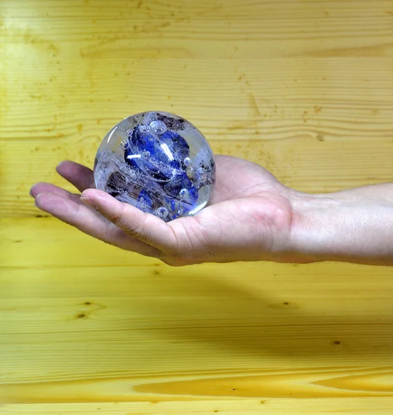 Fechar a mão segurando bola de cristal — Fotografia de Stock
