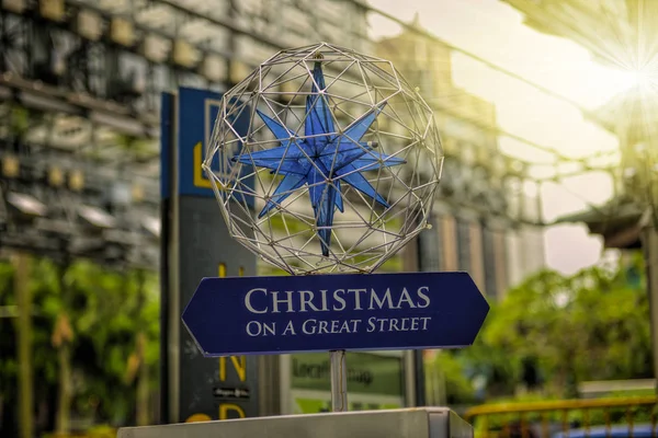 Kerstdecoratie op singapore orchard road. — Stockfoto