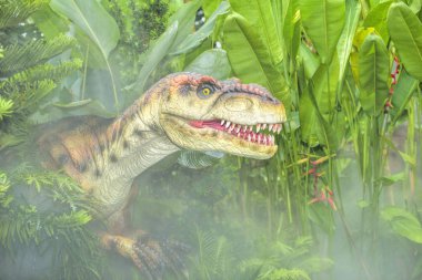Gün görünümü güzel dinozor heykel parkta görüntüleme. 