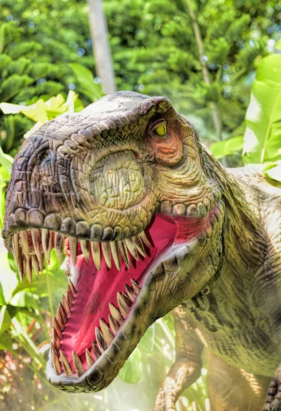 Day view of beautiful Dinosaur sculpture display in the park. — Stock Photo, Image