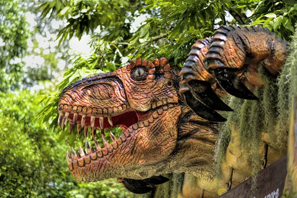 Vista giornaliera della bellissima esposizione di sculture di dinosauri nel parco . — Foto Stock