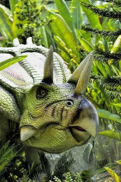 Zobrazit den pohled krásné Dinosaur socha v parku. — Stock fotografie