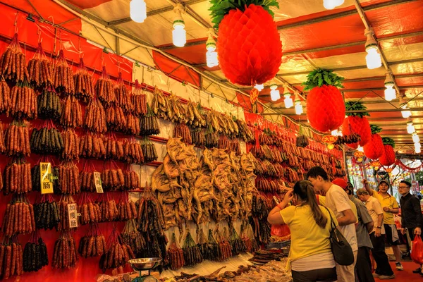 Compradores negocian sobre salchichas chinas a la venta en Singapur Chinatown . — Foto de Stock