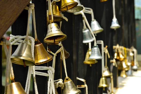 Hermosas campanas de navidad doradas a la antigua — Foto de Stock