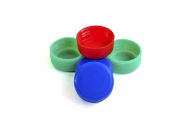 Beyaz arka plan üzerinde çevre koruma, kavramı izole plastik şişe kapakları çevre çöp. 