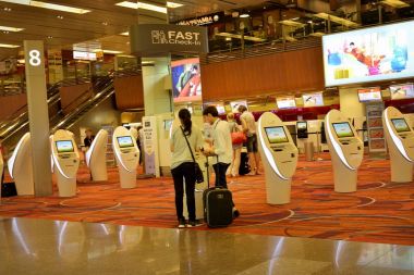 Singapur - 20 Ekim 2017: Check-in bölge Singapur Changi Havaalanı Singapur ve Güneydoğu Asya'nın en büyük ulaşım merkezleri biri için birincil sivil Havaalanı olduğunu.