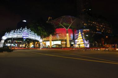 Singapur - 29 Aralık 2017: Singapore Orchard Road, Noel dekorasyonu. Noel ağaçları, baubles, top ile sokak yıldız ve giyinmiş alışveriş merkezleri. Bu yıl tema Noel, sonsuz harikası. 
