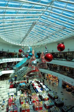 Singapur - 28 Aralık 2017: Noel dekorasyonu Bukit Panjang Plaza (alışveriş merkezleri). Bu Bukit Panjang içinde yer almaktadır. Birkaç güzellik Hizmetleri, kömür ızgara restoran ve diğerleri 125 iş-ebilmek bulunmak: Bukit Panjang Plaza
