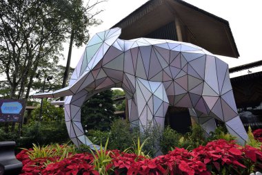 Singapur-21 Kasım 2017: Gece Safari, Singapore, güzel süslemeleri. Twilight karşılaştığında bu yılın temasıdır. 