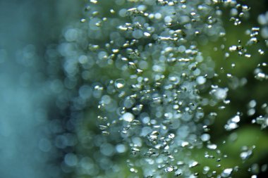 Defokus doğal mavi bokeh su arka plan. 