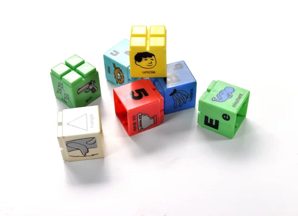 Zabawka Dla Dzieci Kolorowe Kostki Izolowana Białym Tle Selektywny Fokus — Zdjęcie stockowe