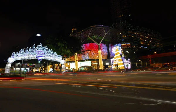 シンガポール 2017 シンガポール オーチャード ロードのクリスマス装飾 クリスマス ツリー つまらないもの ボール 着飾ったショッピング通り — ストック写真