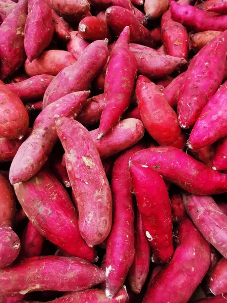 Batatas Doces Roxas Orgânicas Frescas Mercado Foco Seletivo — Fotografia de Stock