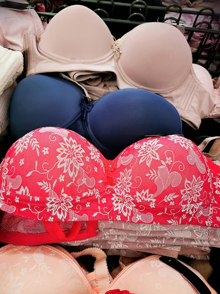 超市里各种类型的五颜六色的文胸和女式内裤 有选择的焦点 — 图库照片