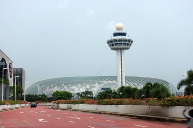 Singapur - 20 Nisan 2019 Mücevher ve Kontrol Kulesi 'nin dış görünüşü. Jewel Changi Havalimanı, Singapur 'daki Changi Havalimanı' nda Nisan 2019 'da açılan karma kullanımlı bir havaalanıdır.. 