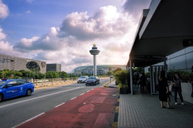 Changi Havaalanı, Singapur - 22 Ağustos 2019: Singapur 'daki Changi Uluslararası Havaalanı' nın hava trafik kontrol kulesi. Singapur Changi Havalimanı Güney Doğu Asya 'nın ana havacılık merkezidir..
