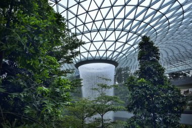 Singapur - 22 Ağustos 2019: Jewel Changi Havalimanı, Singapur 'un Changi Havalimanı' nda Nisan 2019 'da açılan karma kullanımlı bir havaalanıdır. Güney Doğu Asya 'nın ana havacılık merkezidir..