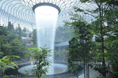 Singapur - 22 Ağustos 2019: Jewel Changi Havalimanı, Singapur 'un Changi Havalimanı' nda Nisan 2019 'da açılan karma kullanımlı bir havaalanıdır. Güney Doğu Asya 'nın ana havacılık merkezidir..