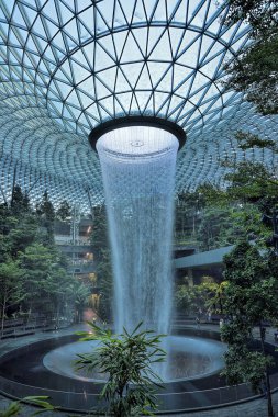 Singapur - 22 Ağustos 2019: Jewel Changi Havalimanı, Singapur 'un Changi Havalimanı' nda Nisan 2019 'da açılan karma kullanımlı bir havaalanıdır. Güney Doğu Asya 'nın ana havacılık merkezidir..