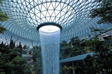 Singapur - 22 Ağustos 2019: Jewel Changi Havalimanı, Singapur 'un Changi Havalimanı' nda Nisan 2019 'da açılan karma kullanımlı bir havaalanıdır. Güney Doğu Asya 'nın ana havacılık merkezidir..