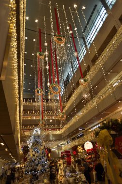 Singapur-7 Aralık 2019, Singapur Orchard Yolu 'nda Noel Dekorasyonu. Noel ağaçlarının, mücevherlerin, balo ve şık alışveriş merkezlerinin olduğu cadde. Bu yılın teması En Büyük Hediye.. 