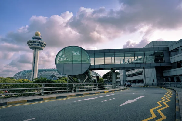 新加坡樟宜机场 2019年8月22日 新加坡樟宜国际机场的空中交通管制塔 新加坡长一机场是东南亚的主要航空枢纽 — 图库照片