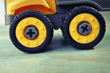 Araba oyuncağı beyaz arkaplanda izole edilmiş, seçici odaklanma. 