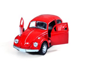 Araba oyuncağı beyaz arkaplanda izole edilmiş, seçici odaklanma. 