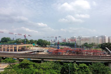 SEMBAWANG, SINGAPORE - 9 Ağustos 2019: Bukit Canberra, Sembawang, Singapur 'da yapım aşamasındaki vinç ve bina gündüz görüşü.