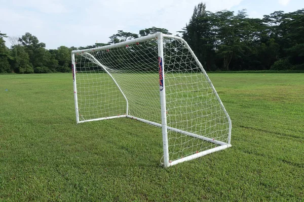 Weißes Fußballtor Auf Dem Fußballplatz — Stockfoto