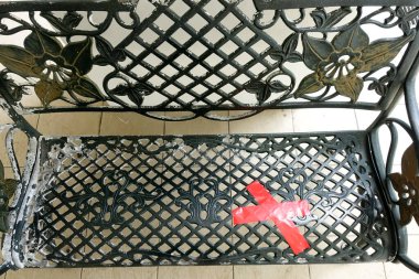 COVID-19 'un bulaşması sırasında hastalık yayılmasını önlemek için uygulamada sosyal mesafeli kurallar, Singapur' da halka açık alanda alternatif oturma.