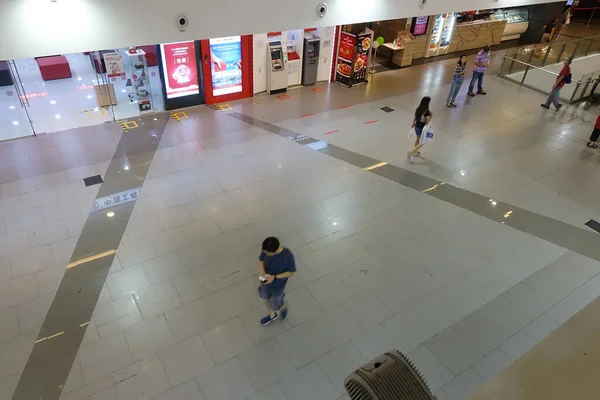 Singapore Nisan 2020 Uygulamada Sosyal Uzaklık Kuralları Süpermarketlerde Metre Arayla — Stok fotoğraf