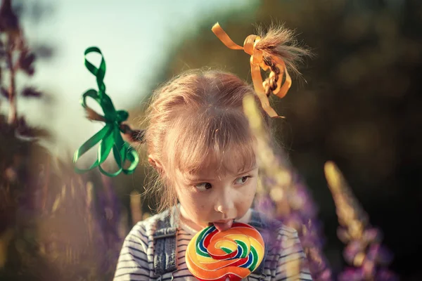 küçük kız ve şeker