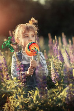 küçük kız ve şeker