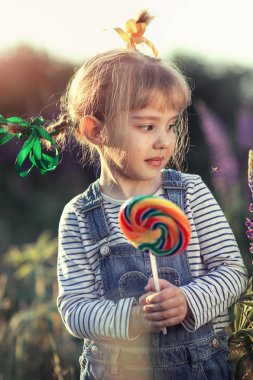 küçük kız ve şeker
