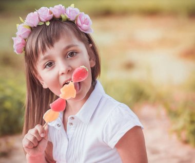 şeker ile küçük kız