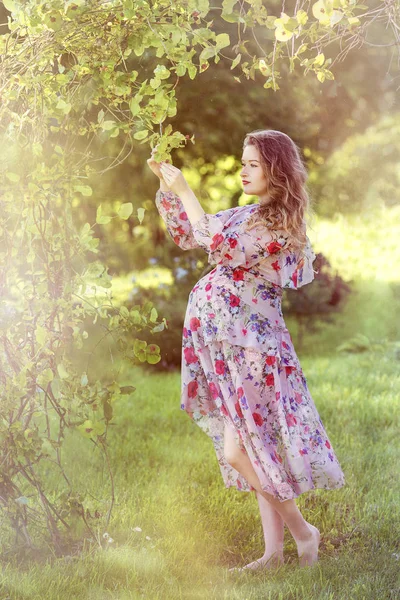 Una mujer embarazada en el jardín — Foto de Stock