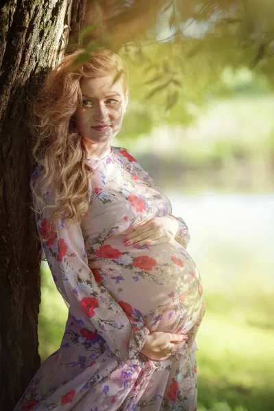 Una mujer embarazada en el jardín —  Fotos de Stock