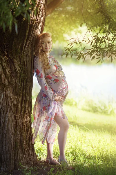 Una mujer embarazada en el jardín —  Fotos de Stock
