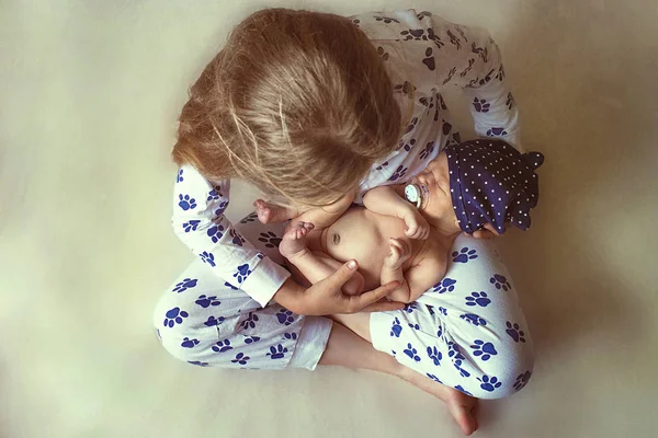 Bambina che tiene in braccio un bambino — Foto Stock