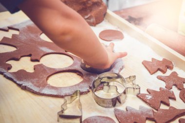 Fırın gingerbreads. Aile bir gingerbread hazırlanıyor. Çocuk kalıp yansıtan. Birlikte yemek ve pişirme kavramı Noel, Aile, süre için hazırlanıyor. Masaya görücü usulü gingerbread ve kalıpları vardır.