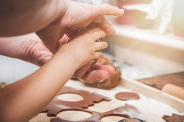Noel hazırlıkları. Pişirme ve pişirme kavramı. Yoğurma gingerbread, gingerbreads pişirme. Hamur inişli çıkışlı bir kadın eli. Birlikte yemek ve pişirme, Aile.