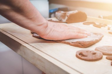 Fırın gingerbreads. Aile bir gingerbread hazırlanıyor. Kadın hamur kneads. Birlikte yemek ve pişirme kavramı Noel, Aile, süre için hazırlanıyor. Masaya görücü usulü gingerbread ve kalıpları vardır.